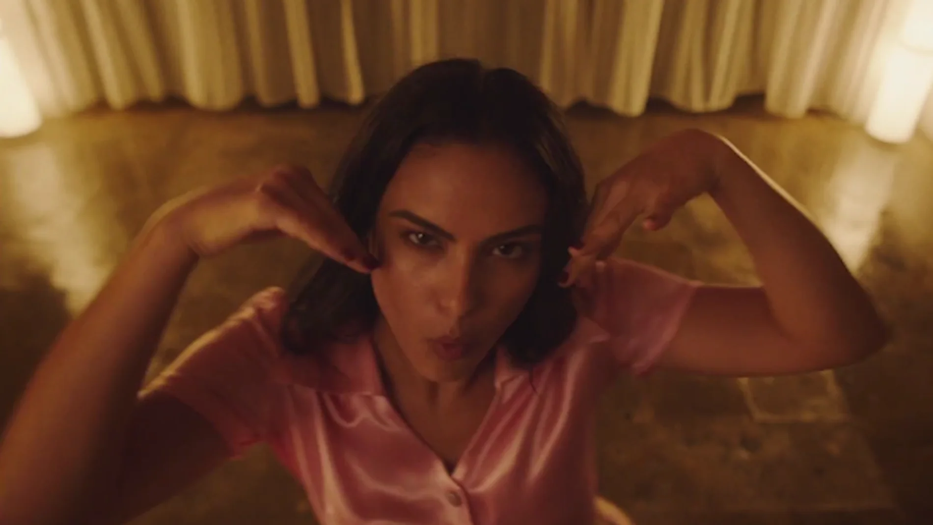 Camila Mendes en el videoclip de 'Side Effects' de The Chainsmokers Camila Mendes en el videoclip de 'Side Effects' de The Chainsmokers