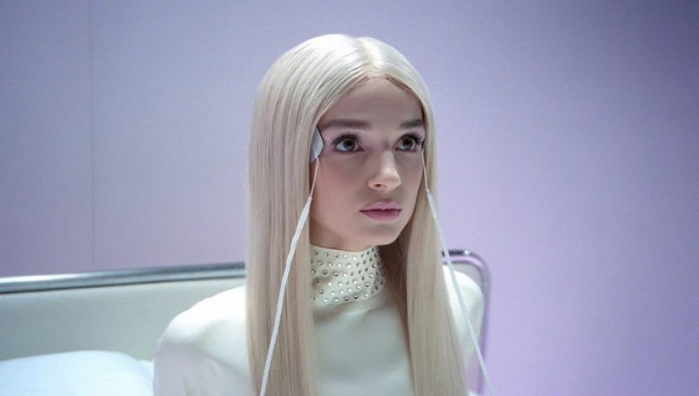 Poppy presenta Time Is Up con Diplo
