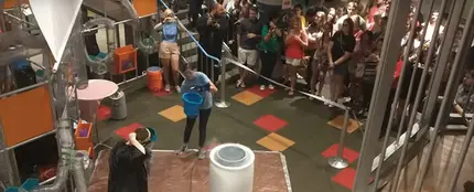 Cuando suspendiste química pero te empeñas en hacer un experimento público juntando nitrógeno líquido y agua caliente Cuando suspendiste química pero te empeñas en hacer un experimento público juntando nitrógeno líquido y agua caliente