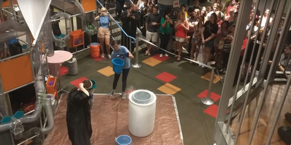 Cuando suspendiste química pero te empeñas en hacer un experimento público juntando nitrógeno líquido y agua caliente