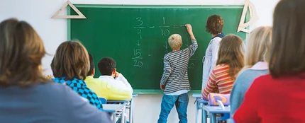 Dos profesores dan clase a un grupo de alumnos Dos profesores dan clase a un grupo de alumnos