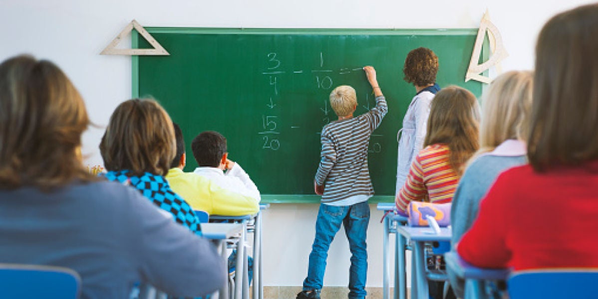 Dos profesores dan clase a un grupo de alumnos
