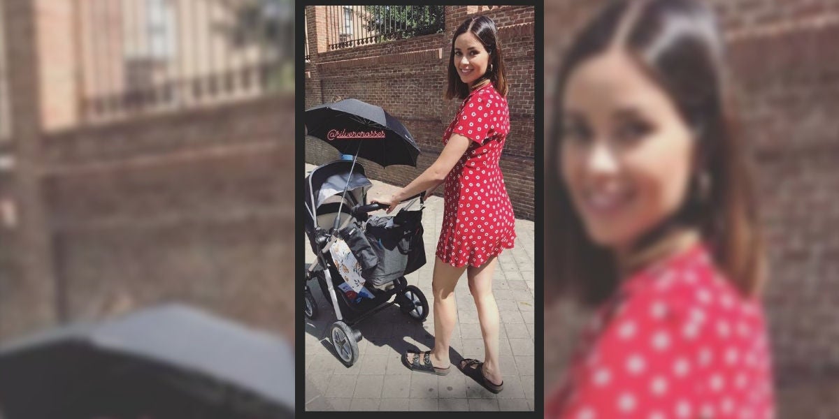 Dafne Fernández paseando a su hijo Jon