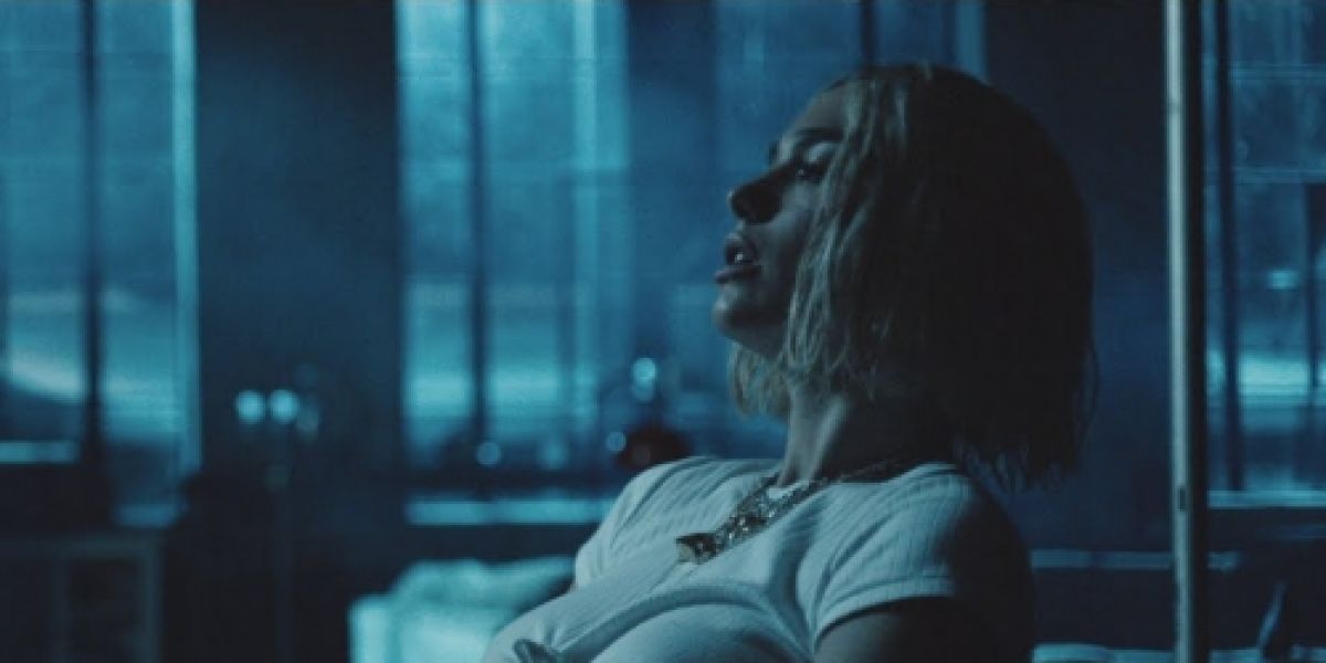 Dua Lipa en el vídeo de 'Electricity'