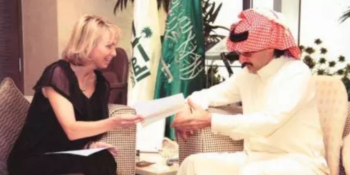 Corinna y el príncipe saudí Al-Waleed durante la reunión en una imagen publicada por el diario Al Riyad