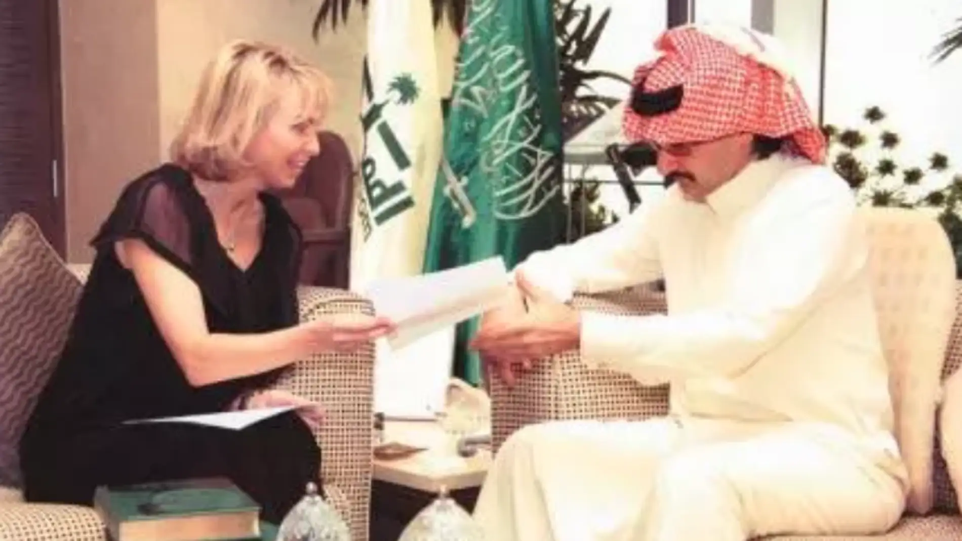 Corinna y el príncipe saudí Al-Waleed durante la reunión en una imagen publicada por el diario Al Riyad title=