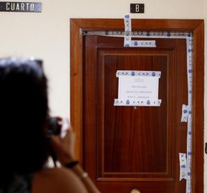 Puerta de la vivienda donde se produjo el suceso Puerta de la vivienda donde se produjo el suceso