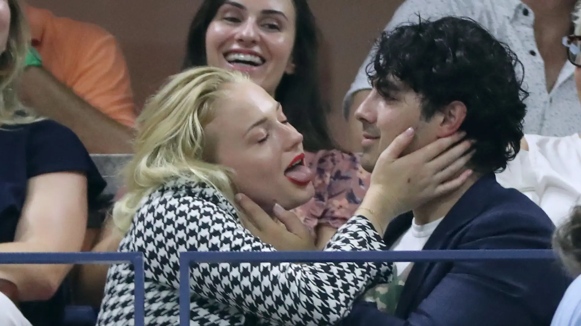 El "apasionado" beso de Joe Jonas y Sophie Turner en el US Open title=