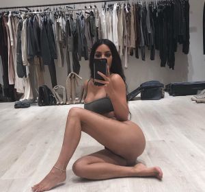 Kim Kardashian haciéndose un selfie Kim Kardashian haciéndose un selfie
