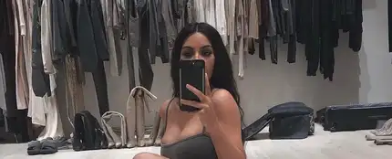Kim Kardashian haciéndose un selfie Kim Kardashian haciéndose un selfie