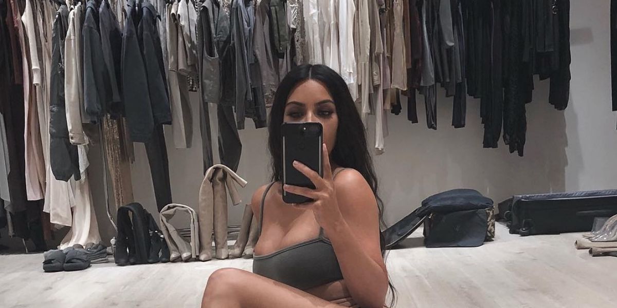 Kim Kardashian haciéndose un selfie