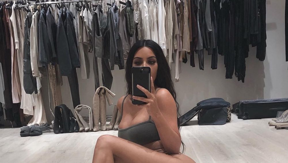 Kim Kardashian haciéndose un selfie 