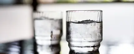 Imagen de un vaso de agua con hielo Imagen de un vaso de agua con hielo