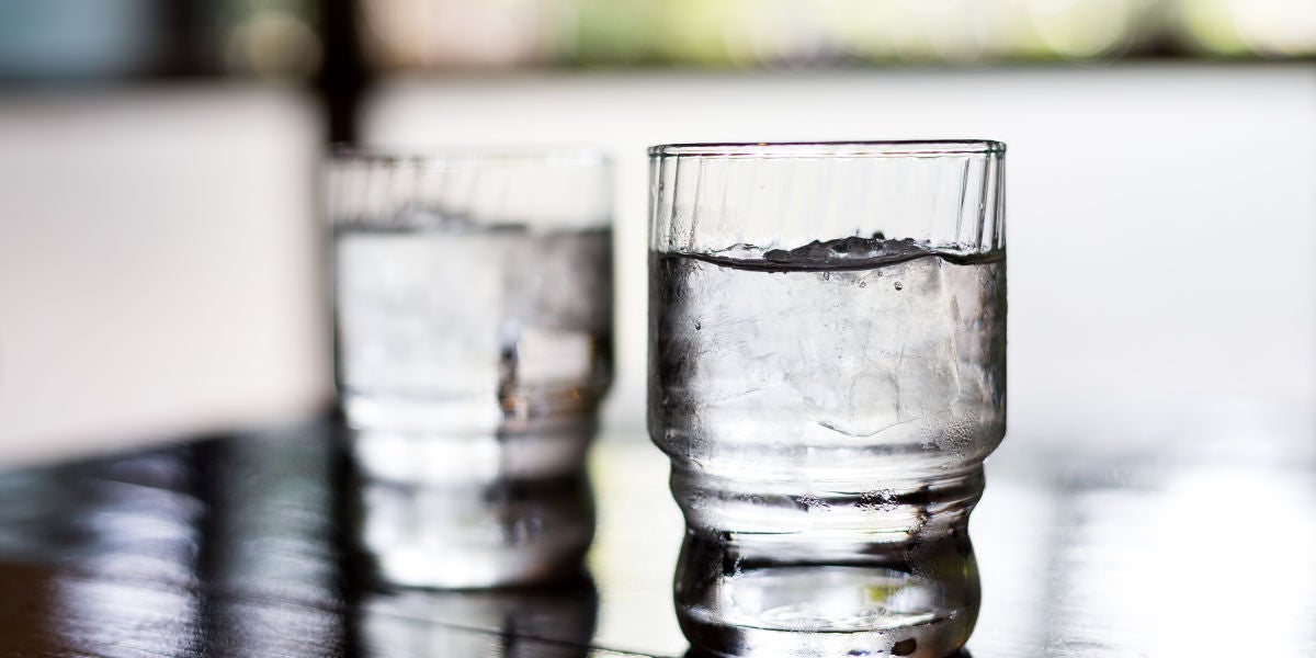 Imagen de un vaso de agua con hielo