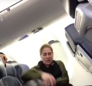 Se negó a viajar en el avión junto a un bebé que lloraba, pero se topó con su karma Se negó a viajar en el avión junto a un bebé que lloraba, pero se topó con su karma