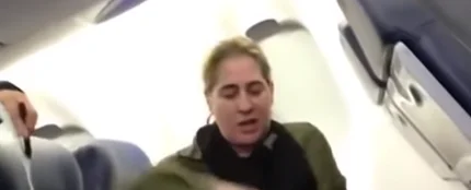 Se negó a viajar en el avión junto a un bebé que lloraba, pero se topó con su karma Se negó a viajar en el avión junto a un bebé que lloraba, pero se topó con su karma
