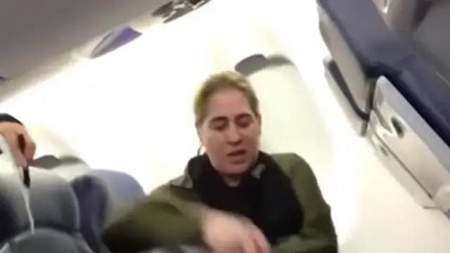 Se negó a viajar en el avión junto a un bebé que lloraba, pero se topó con su karma
