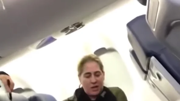Se negó a viajar en el avión junto a un bebé que lloraba, pero se topó con su karma Se negó a viajar en el avión junto a un bebé que lloraba, pero se topó con su karma