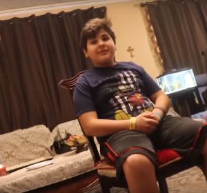 Le hace creer a su hermano que es invisible y el vídeo se vuelve viral Le hace creer a su hermano que es invisible y el vídeo se vuelve viral