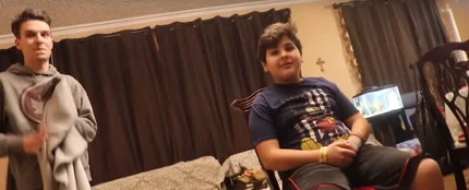 Le hace creer a su hermano que es invisible y el vídeo se vuelve viral Le hace creer a su hermano que es invisible y el vídeo se vuelve viral