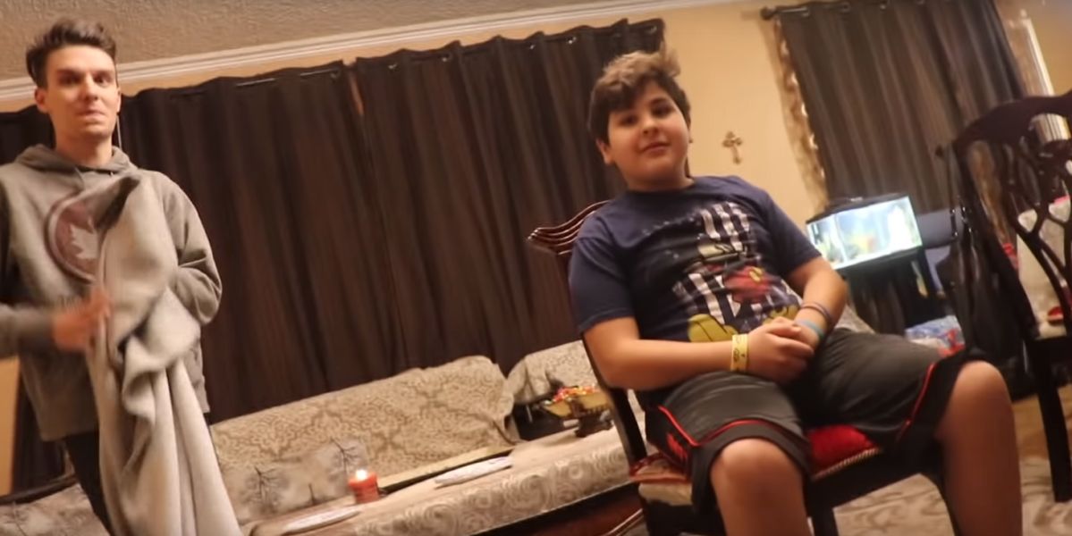 Le hace creer a su hermano que es invisible y el vídeo se vuelve viral