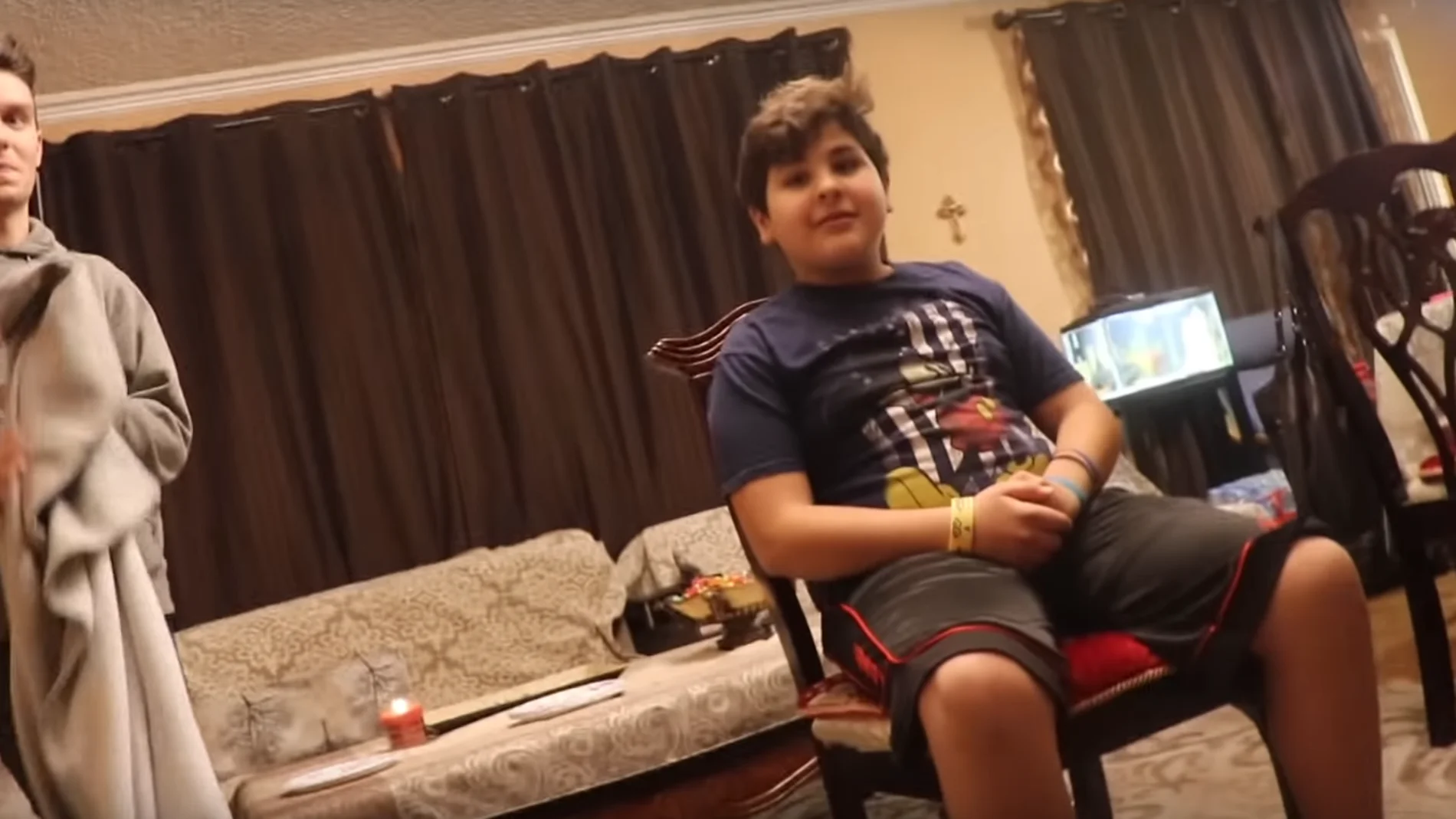 Le hace creer a su hermano que es invisible y el vídeo se vuelve viral Le hace creer a su hermano que es invisible y el vídeo se vuelve viral