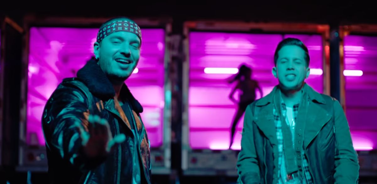 J Balvin y De La Ghetto en 'Caliente'