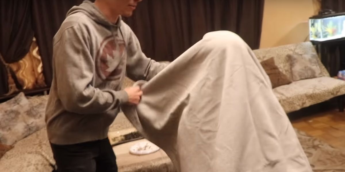 Le hace creer a su hermano que es invisible