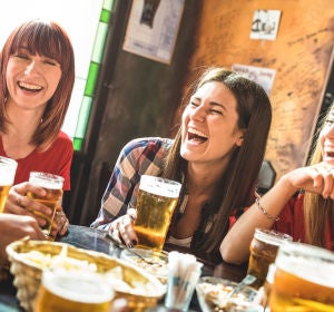 Chicas bebiendo cerveza Chicas bebiendo cerveza