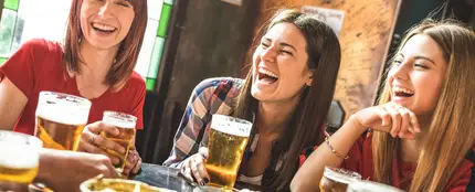 Chicas bebiendo cerveza Chicas bebiendo cerveza