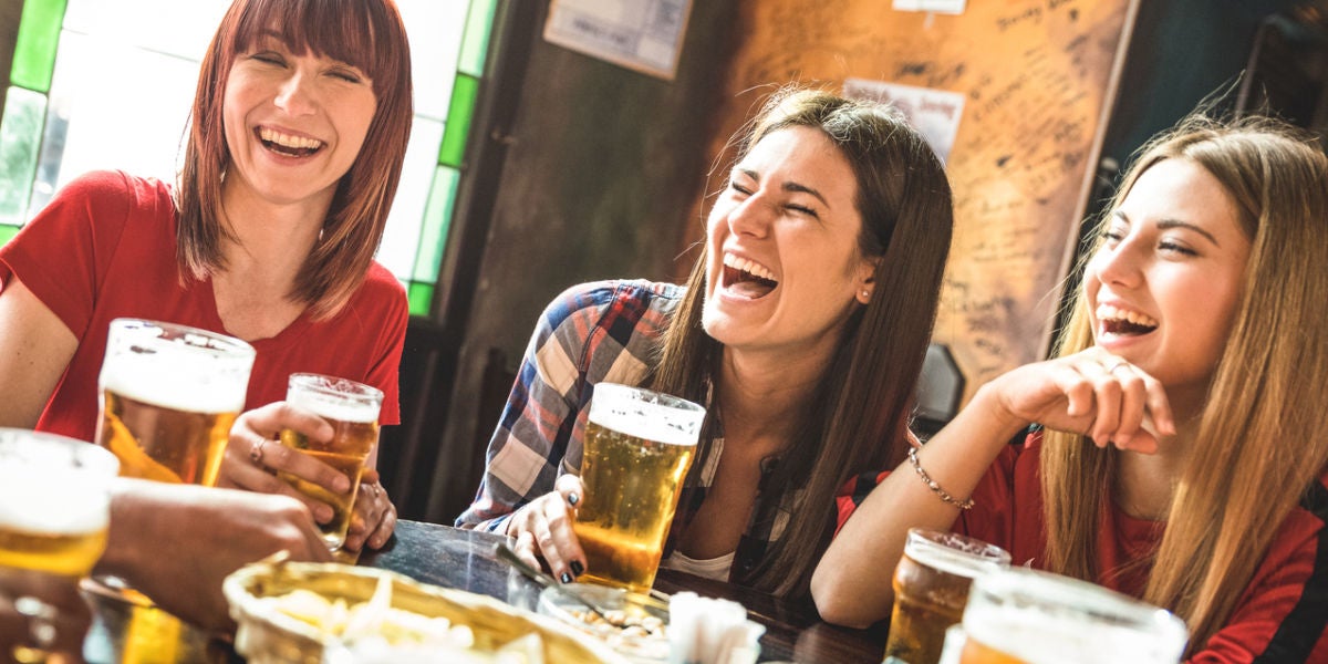 Chicas bebiendo cerveza
