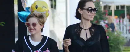 Angelina Jolie junto a Shiloh Angelina Jolie junto a Shiloh