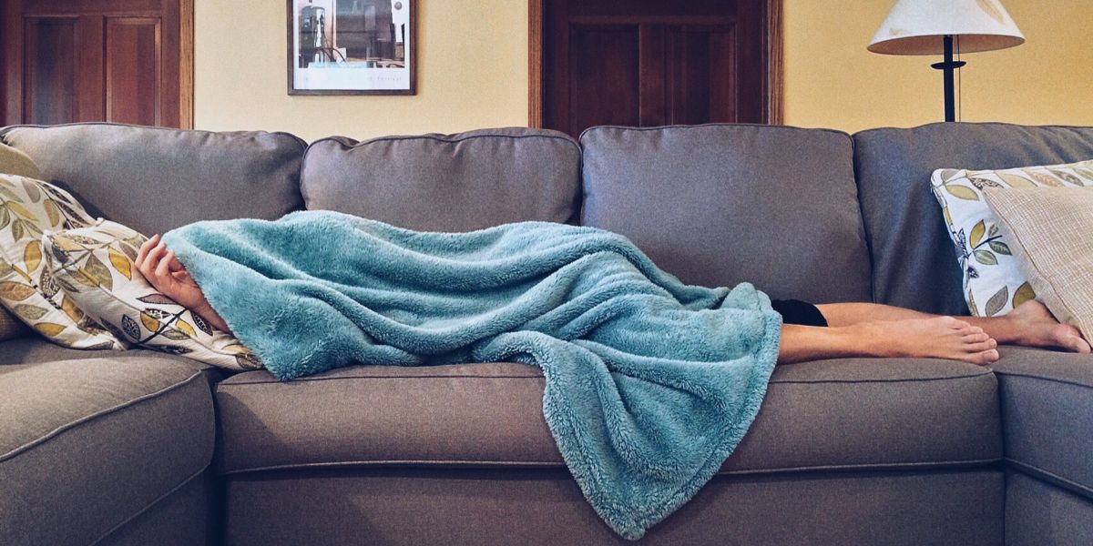 Una persona durmiendo en el sofá