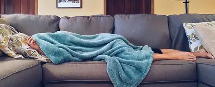 Una persona durmiendo en el sofá Una persona durmiendo en el sofá