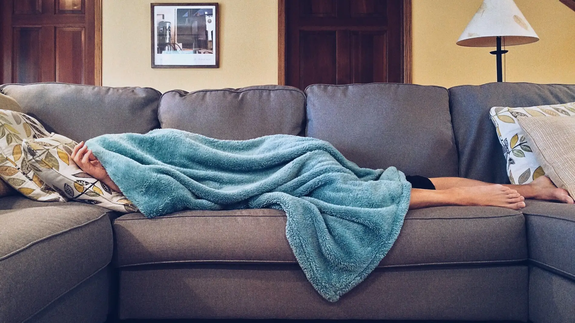 Una persona durmiendo en el sofá