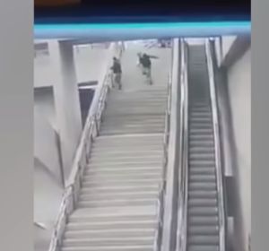 La terrible caída de un joven en el metro de Santiago de Chile La terrible caída de un joven en el metro de Santiago de Chile