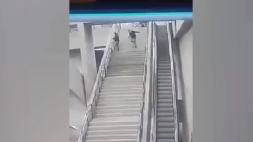 La terrible ca&iacute;da de un joven en el metro de Santiago de Chile