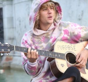 Justin Bieber cantando en la calle en Londres Justin Bieber cantando en la calle en Londres