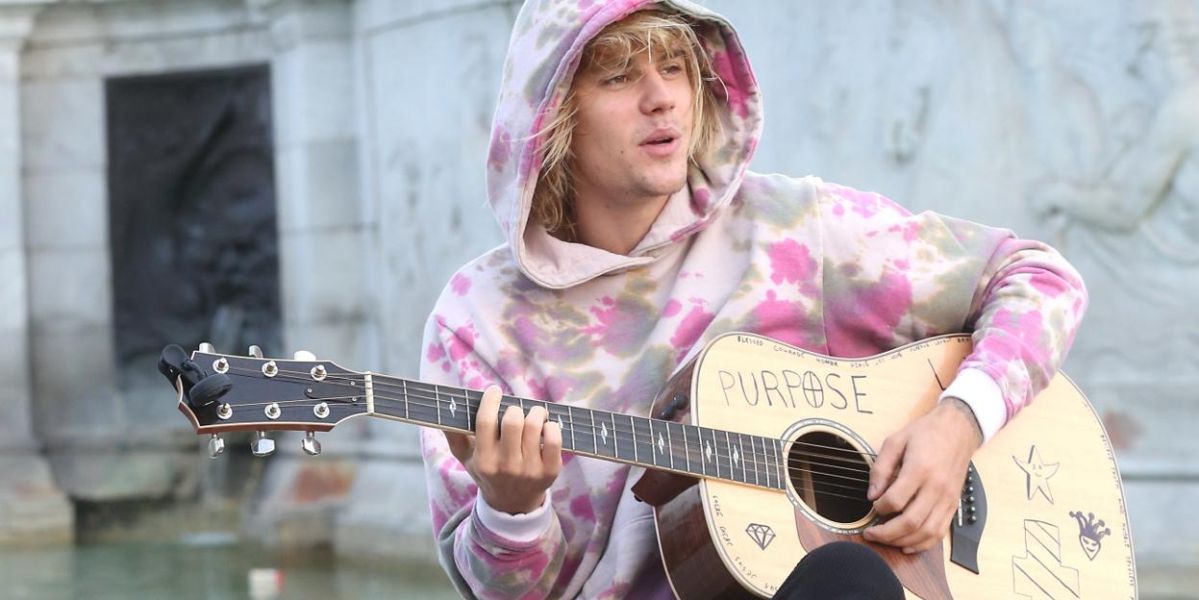 Justin Bieber cantando en la calle en Londres