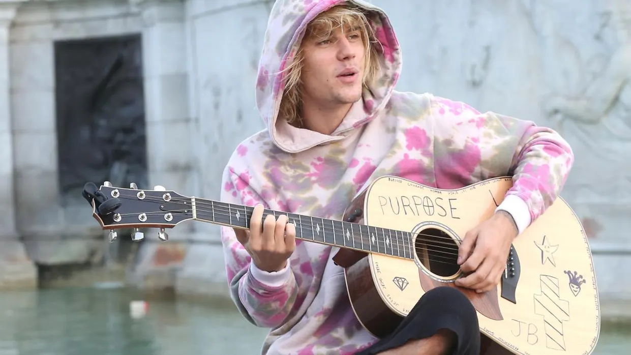 Justin Bieber cantando en la calle en Londres Justin Bieber cantando en la calle en Londres