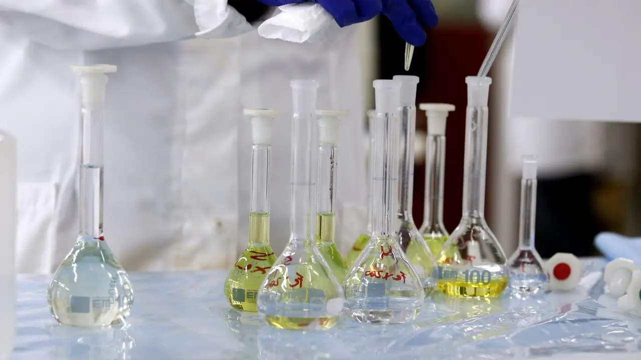 Detalle de unas probetas en un laboratorio Detalle de unas probetas en un laboratorio