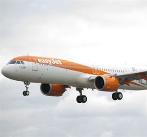Un avión aribus A321 de la compañía easyJet Un avión aribus A321 de la compañía easyJet