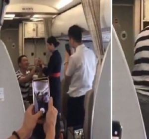 Momento en el que a una azafata le piden matrimonio en pleno vuelo Momento en el que a una azafata le piden matrimonio en pleno vuelo