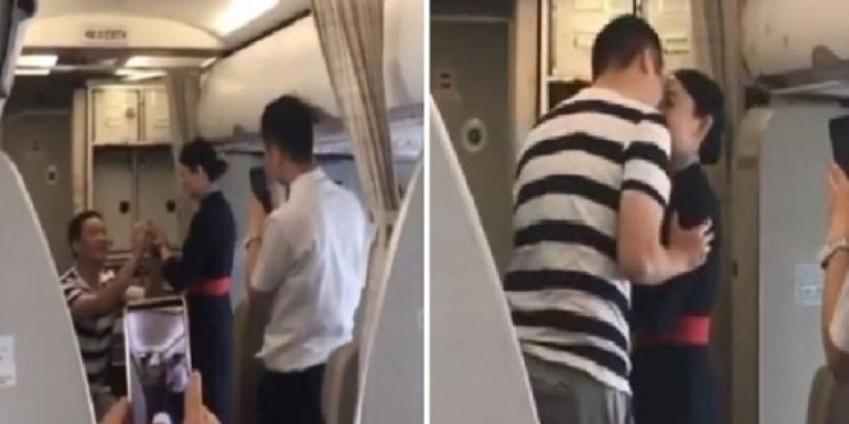 Momento en el que a una azafata le piden matrimonio en pleno vuelo