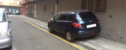 Imagen del coche del alcalde de Granada estacionado sobre la acera