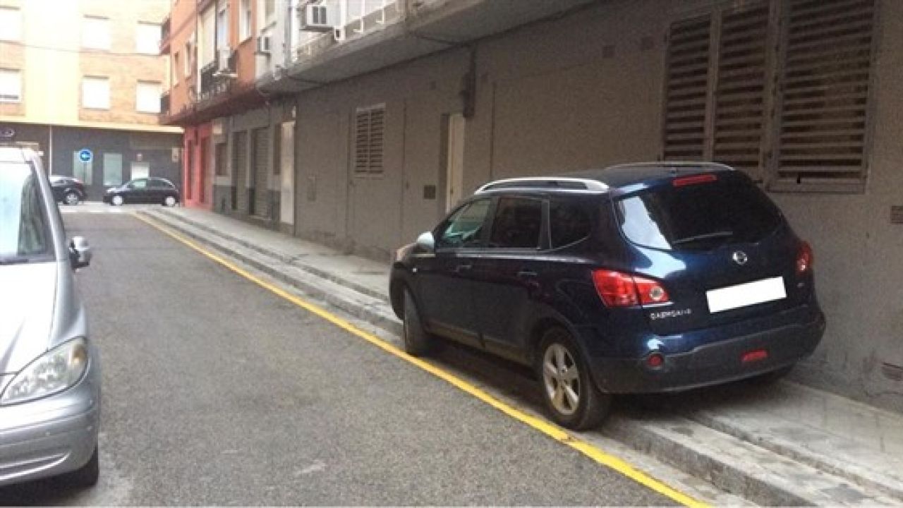 Imagen del coche del alcalde de Granada estacionado sobre la acera Imagen del coche del alcalde de Granada estacionado sobre la acera