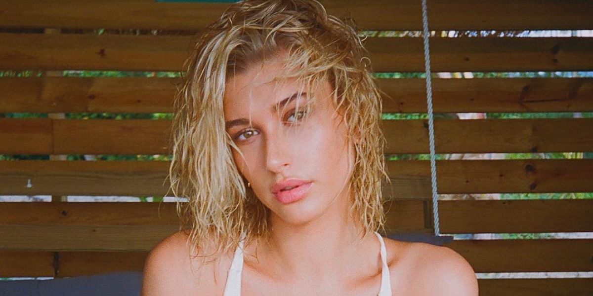 Hailey Baldwin con el bañador de Gucci