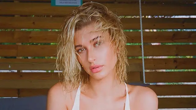 Hailey Baldwin con el bañador de Gucci