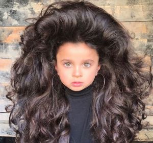 Mia Aflalo, la niña de 5 años famosa por su melena Mia Aflalo, la niña de 5 años famosa por su melena