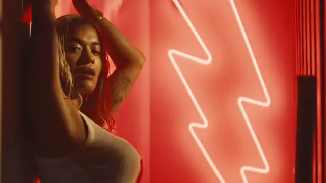 Rita Ora en el videoclip 'Let You Love Me'